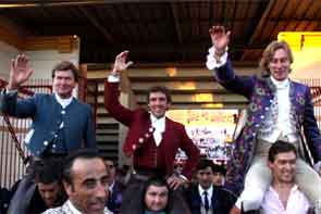 Los tres jinetes a hombros Los tres jinetes a hombros